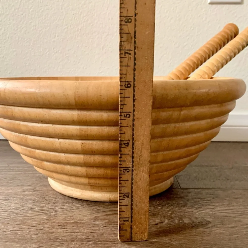 Wooden bowl with 2 spoons
